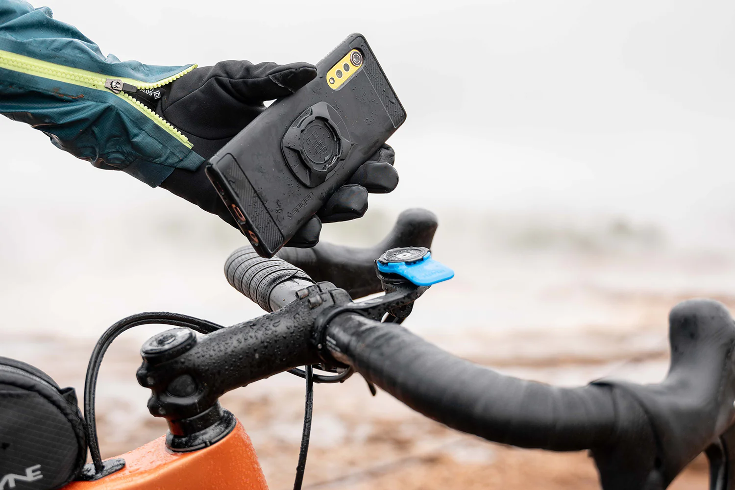 Quad Lock® Universal Phone Adaptor + Bicycle Handlebar Mount Combo - Image 2